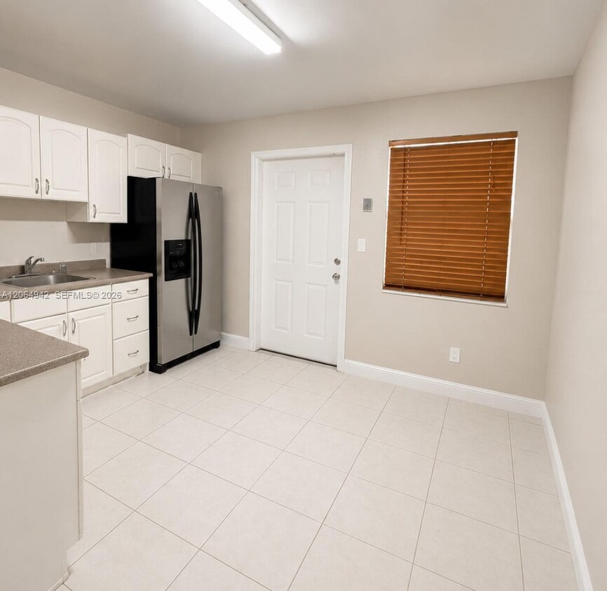 Building Photo - 525 SW 78th Ct