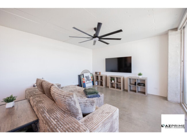 Foto del edificio - Check Out This Stunning 2/2 Luxury Condo Offering Panoramic Skyline Views And Sophisticated Modern F