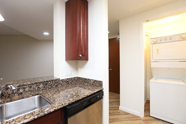 Foto del edificio - 420 E Waterside Dr