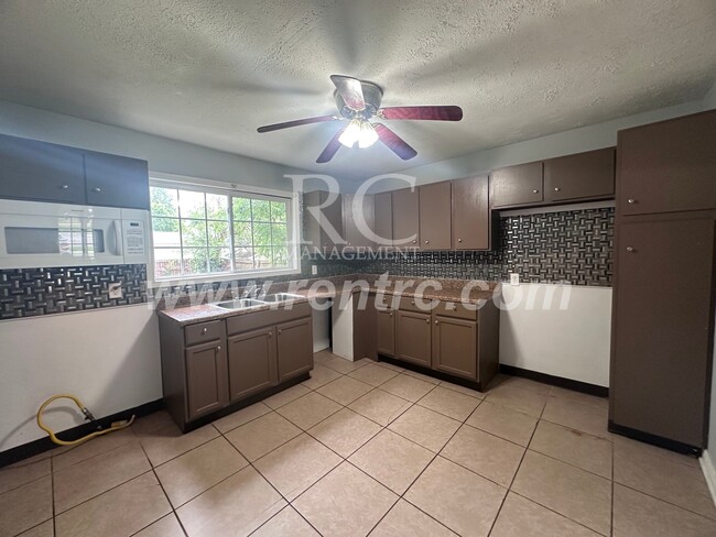 Building Photo - 212 Logan-