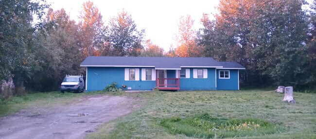 Frente de la casa. Amplio patio en un excelente vecindario. - 7839 Spectrum Ave