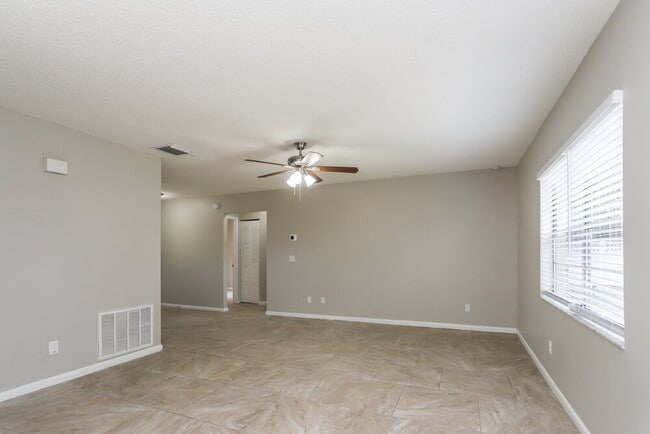 Building Photo - 224 Regal Park Dr