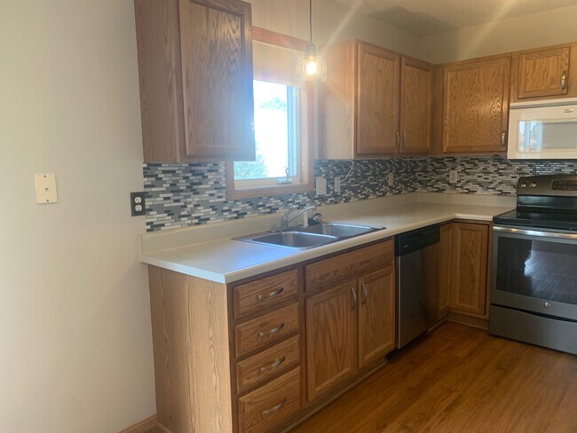 Building Photo - 402 SE Orchid St