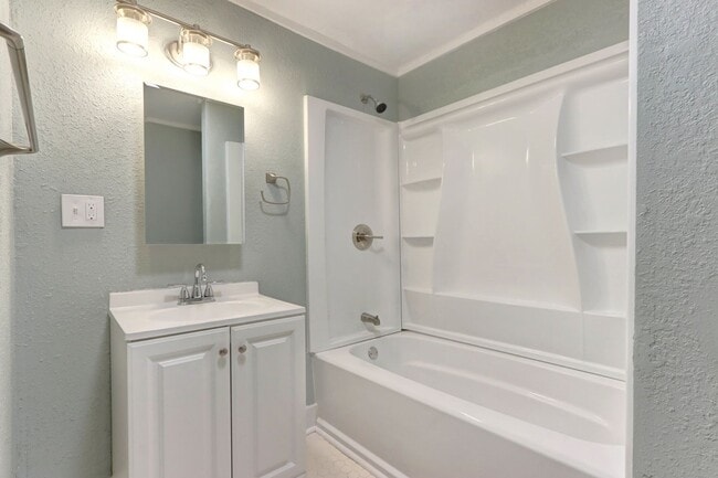 Building Photo - Renovated single family, fenced yard, close to Historic District/SCAD