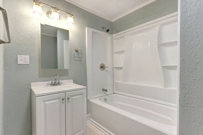 Foto del edificio - Renovated single family, fenced yard, close to Historic District/SCAD