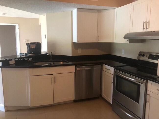 Foto del edificio - 9033 Wiles Rd