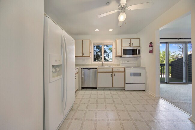 Building Photo - 1566 Anderson Ave