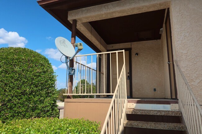 Building Photo - 1724 Crestpoint Dr