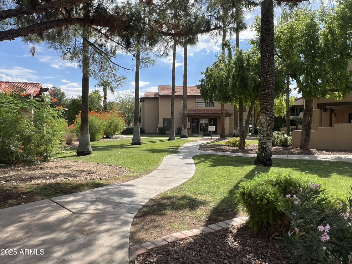 Primary Photo - 1351 N Pleasant Dr
