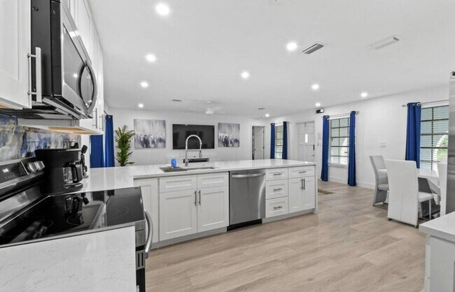 Foto del edificio - 4421 NW 2nd Ct