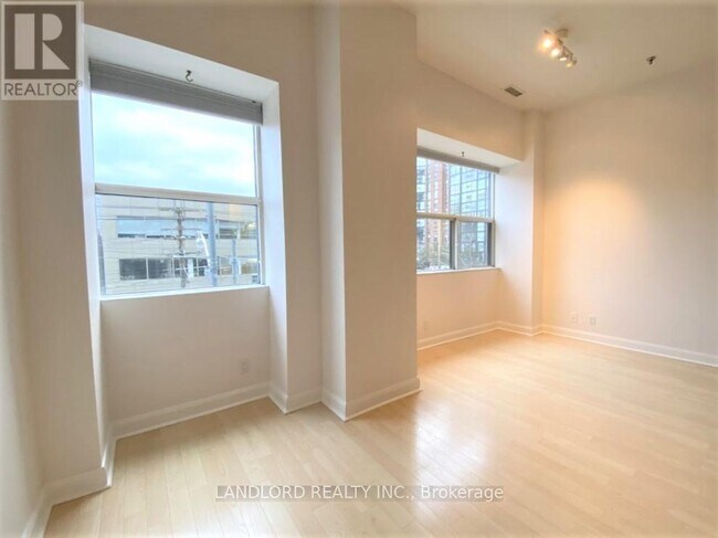Photo du bâtiment - 700-700 King St W