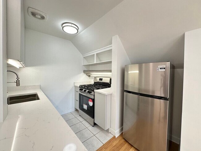 Building Photo - 646 W Fullerton Pkwy