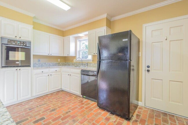 Foto del edificio - 2 bed 1.5 bath Townhouse / MOVE IN SPECIAL...