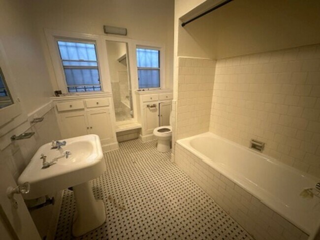 Foto del edificio - 1156 W 65th St