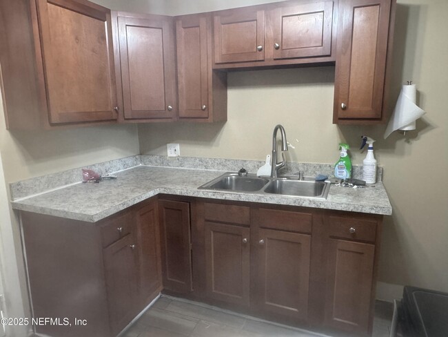 Building Photo - 1228 Winthrop St