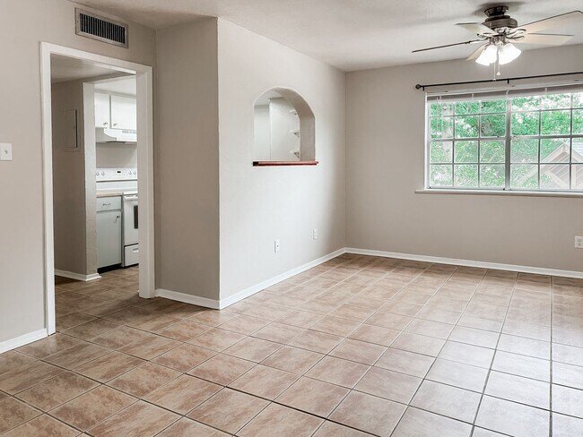 Foto del edificio - Beautiful Condo Near Moncus Park