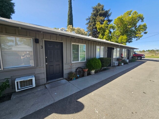 Building Photo - 1 Bedroom 1 Bath Triplex Unit in Los Molinos!