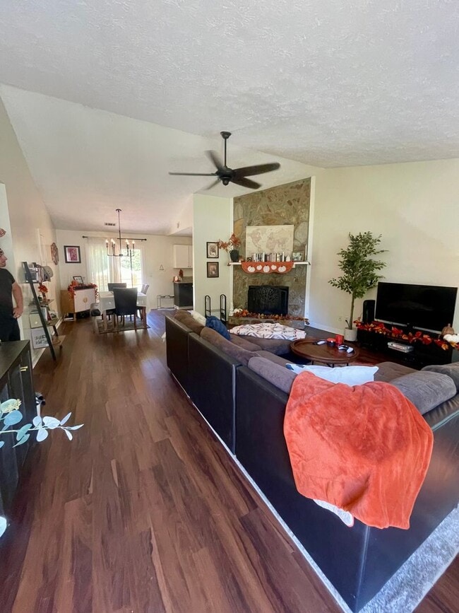 Foto del edificio - Beautiful newly renovated 3 bedroom 2 bath...