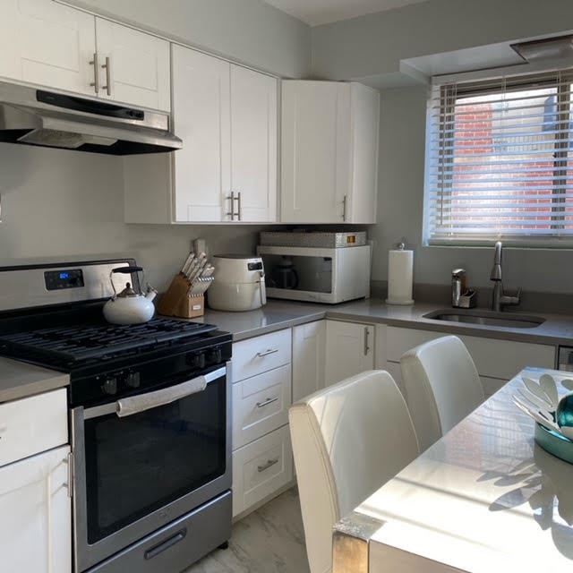 Amplia cocina moderna - 1119 Greenleaf Ave