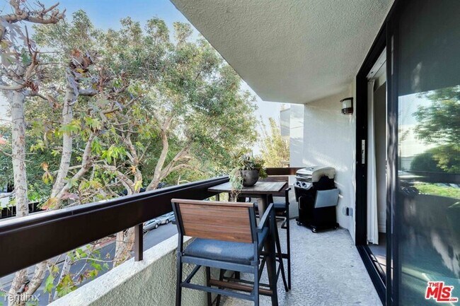 Foto del edificio - 3 br, 3 bath Condo - 851 N Kings Rd Apt 303