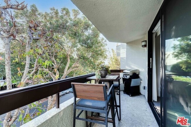 Building Photo - 3 br, 3 bath Condo - 851 N Kings Rd Apt 303