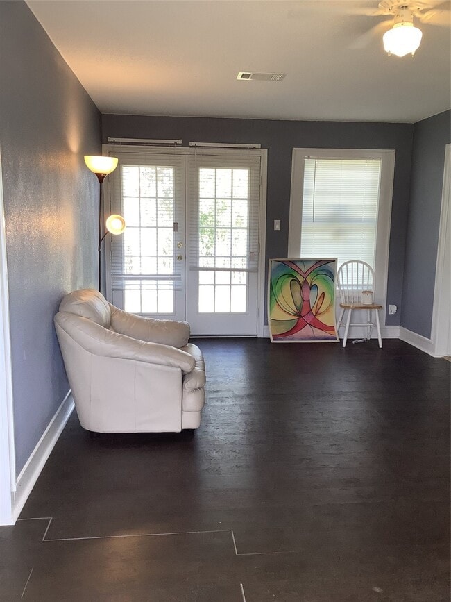 Building Photo - 715 S Market St