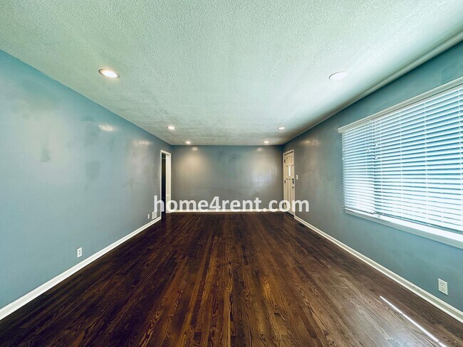 Foto del edificio - A Fantastic Ranch Home in Olathe with Wood...