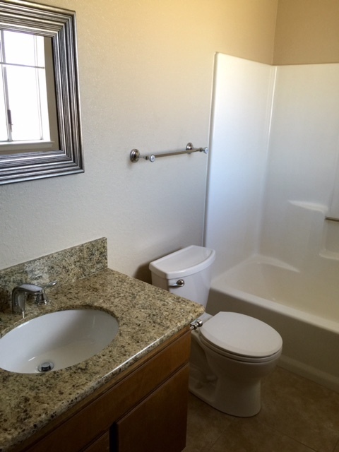 Foto del edificio - 3 BEDROOM, 2 BATHROOM HOME IN VICTORVILLE....