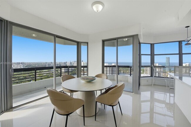 Foto del edificio - 3500 Mystic Pointe Dr
