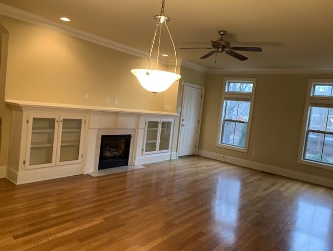 Building Photo - 817 Perennial Dr