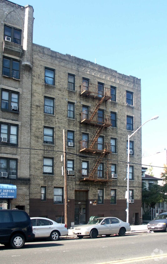 Primary Photo - 1233 White Plains Rd