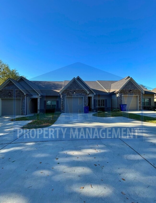 Building Photo - Single-level two bedroom townhome!