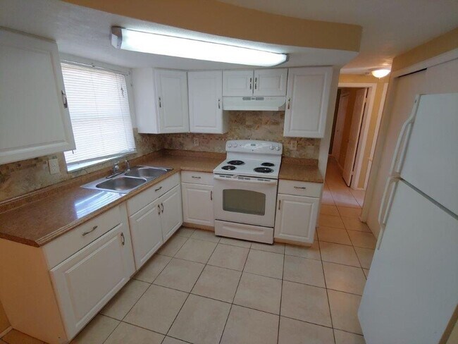 Foto del edificio - 2/1/1 with BONUS ROOM, 1000 Sq. Ft. with custom tile in bathroom & renovated kitchen!!