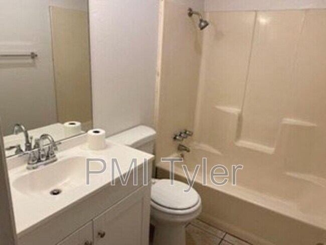 Foto del edificio - 16150 Shoshone Dr