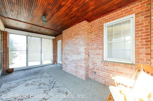 Building Photo - 3901 17th Pl NE