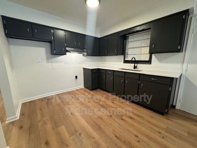 Foto del edificio - 6311 Bradshaw Dr