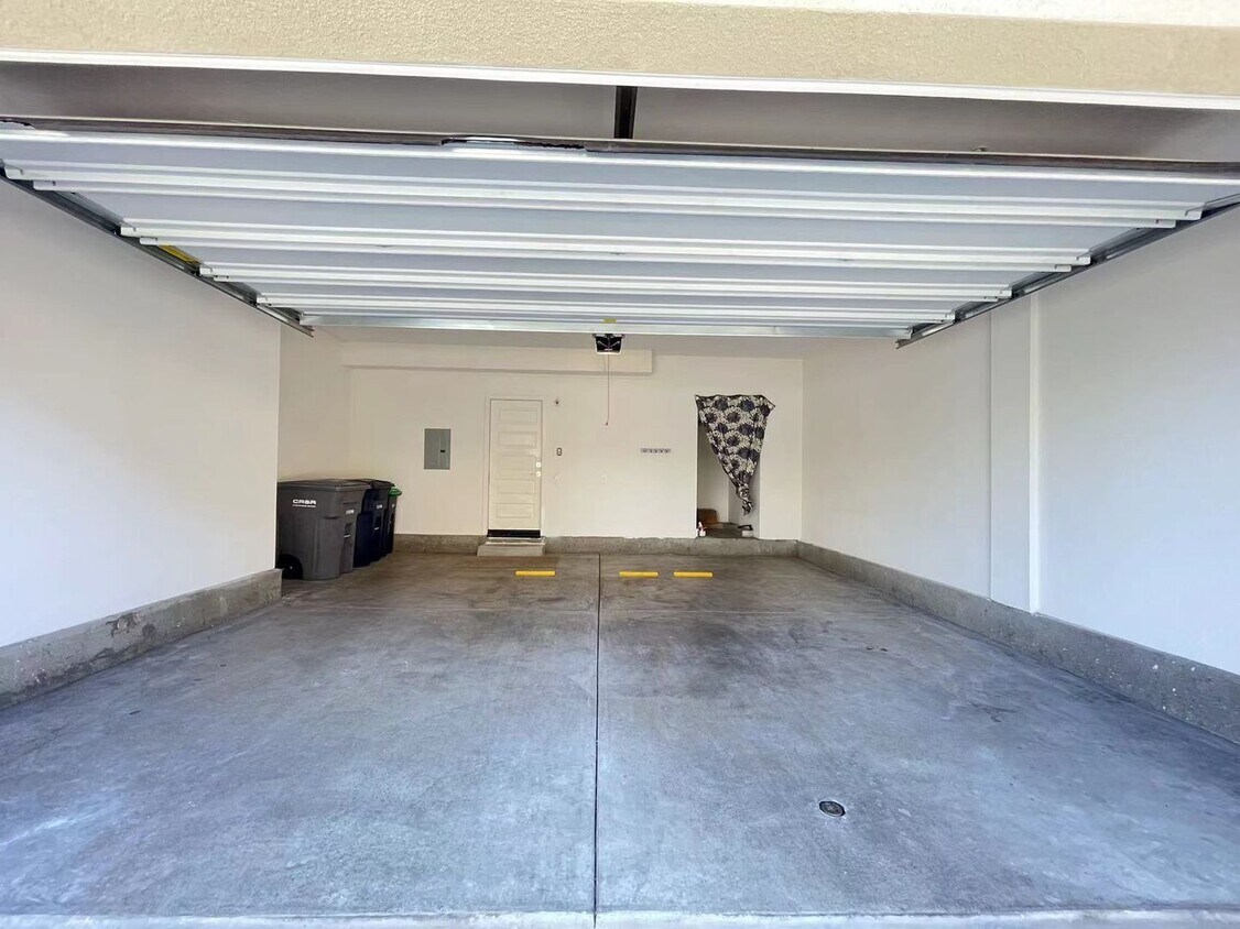Primary Photo - 3 Bedroom home for leasing in Lake Forest