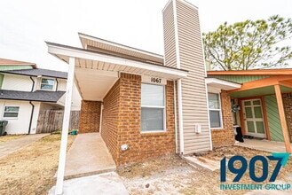 Building Photo - 1067 Rambling Oaks Dr