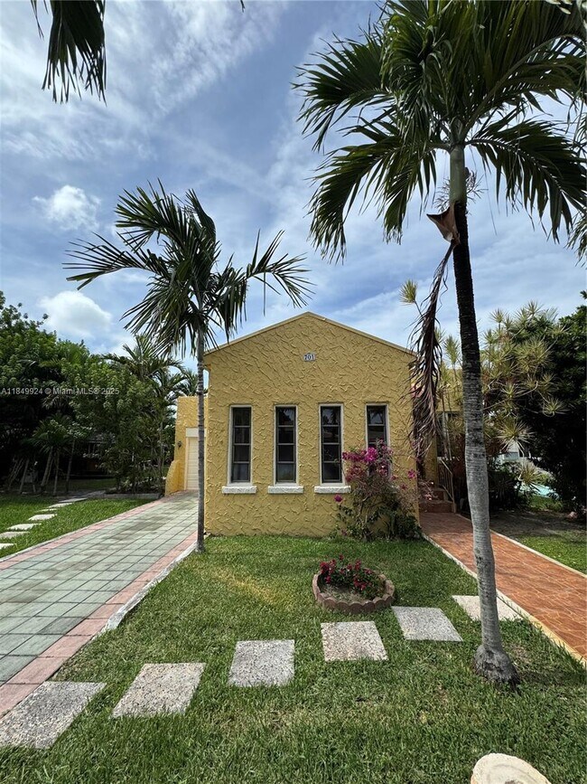 Foto del edificio - 701 NE 4th Ct.
