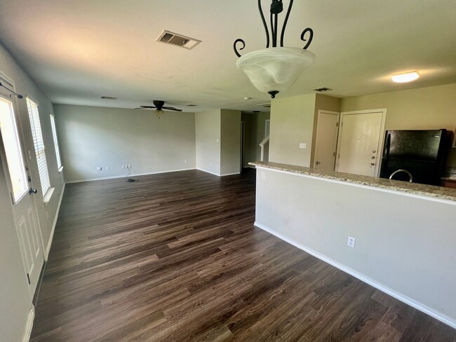 Foto del edificio - Remodeled in Buda: Shadow Creek Subdivision