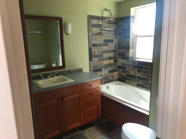 Foto del edificio - Maple Leaf, Two Bedroom, Woodsy Yard
