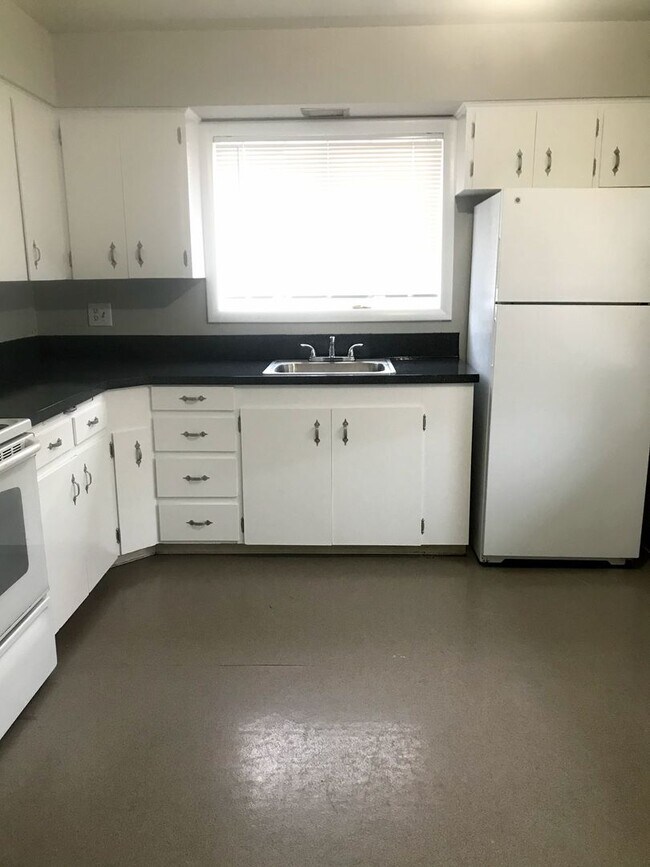 Building Photo - Large 2 Bed, 1 Bath Duplex Apartment with ...