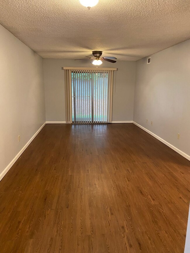 Building Photo - 2 bed 1 bath at Winfield Chase