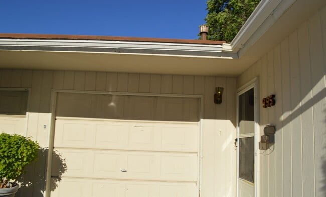 Building Photo - Charming 2 bedroom, 1 bath Duplex with a 1...