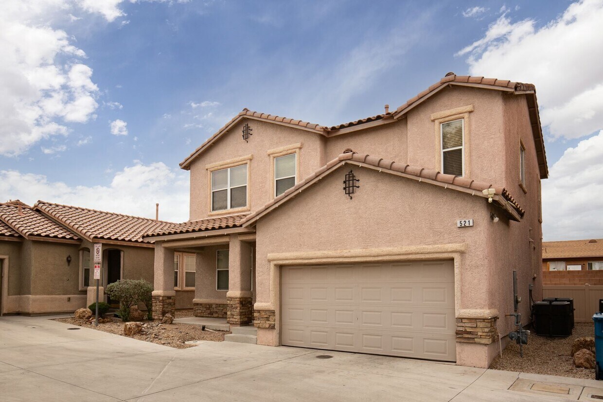 Foto principal - 3 Bedroom Henderson Home
