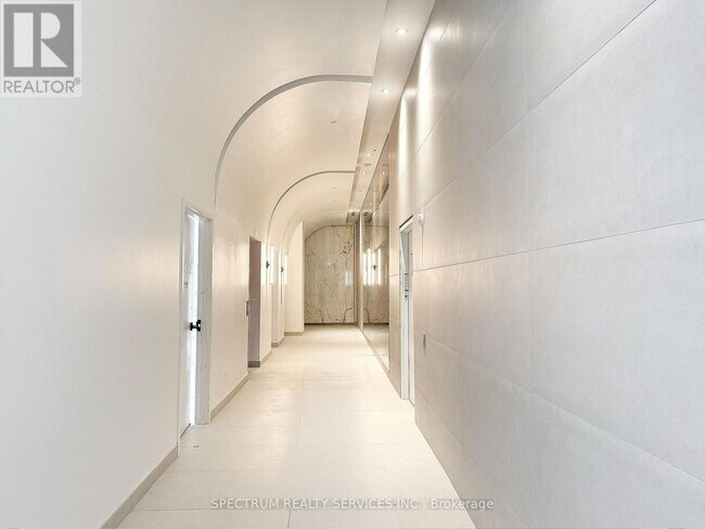 Photo du bâtiment - 2075 Lakeshore Rd.