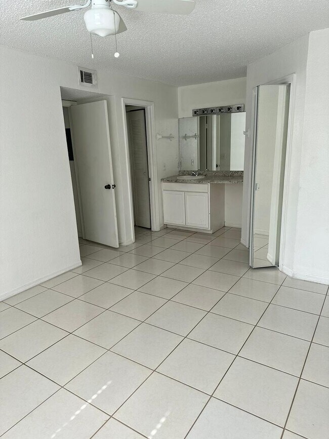 Foto del edificio - Venetian Place Condominium