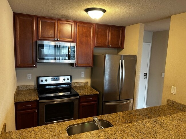 Building Photo - Sunny 1BR in Prime Oakland Location - Pool...