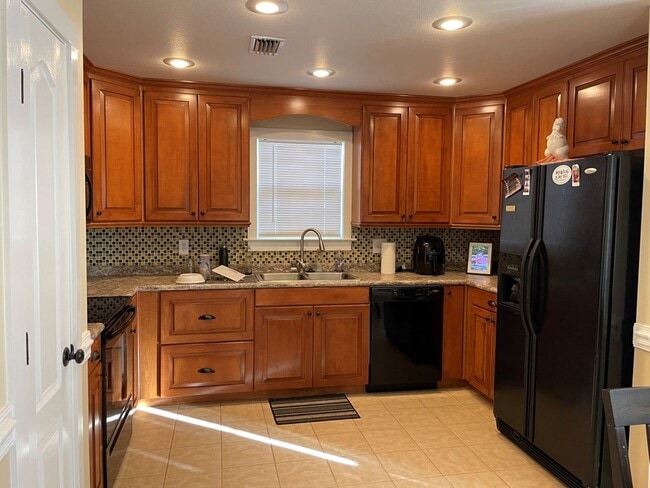 Building Photo - Charming 3-Bedroom Home in Northlake Subdi...