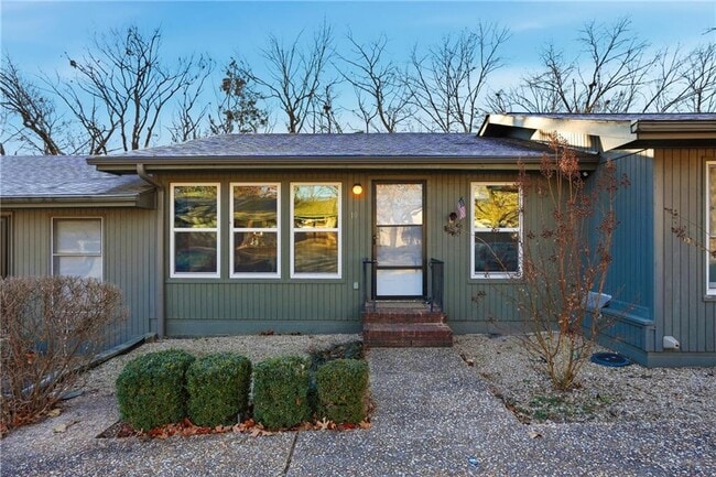 Building Photo - 10 Dogwood Dr